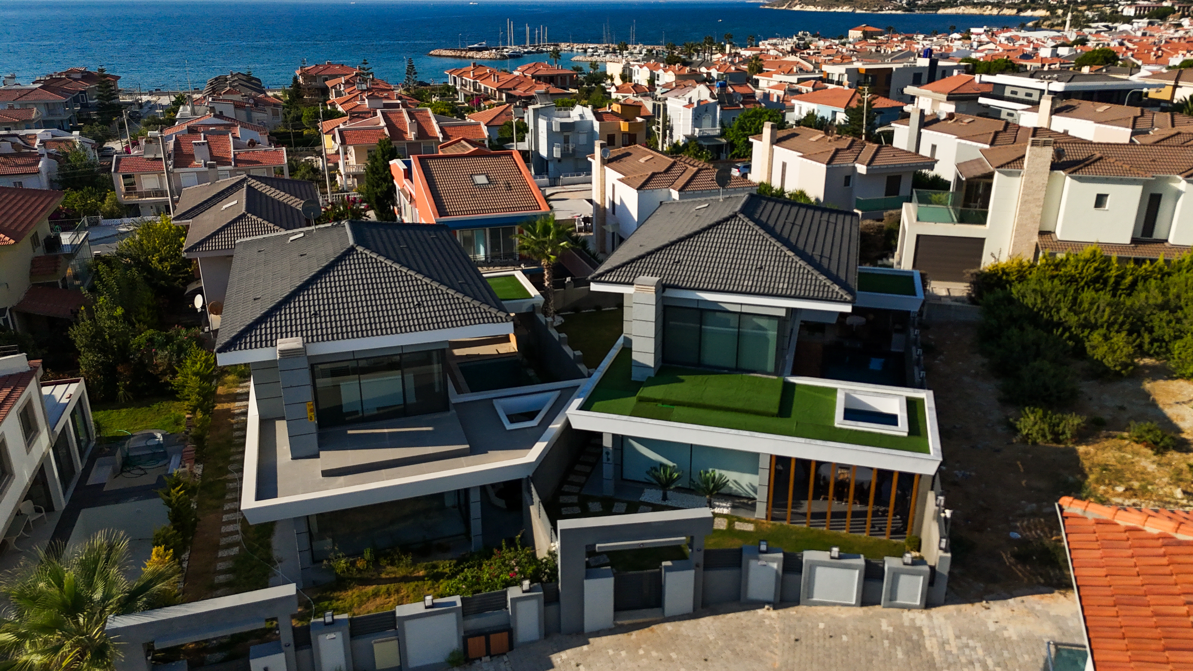 Cesme Ciftlikkoy Modern Ikiz Villa